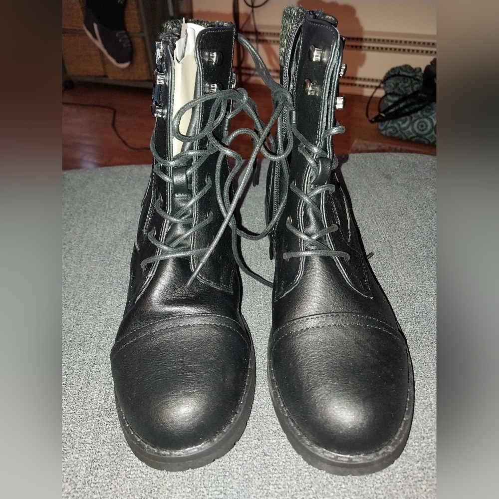 Dream Pairs NWbox Size 8.5 BLACK LEATHER LACE UO WITH LINING BOOTS